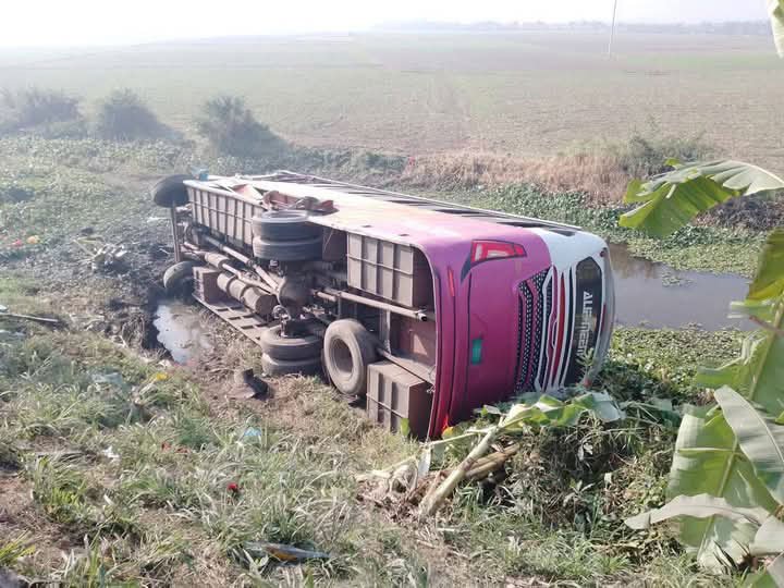 ফরিদপুরে সংঘর্ষে খাদে পড়ে যাওয়া বাস। ছবি: সংগৃহীত