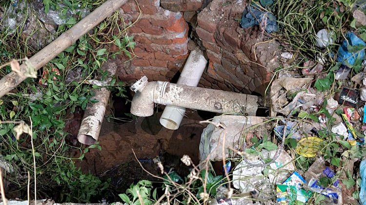 অরক্ষিত সেপটিক ট্যাংক। ছবি: আজকের পত্রিকা