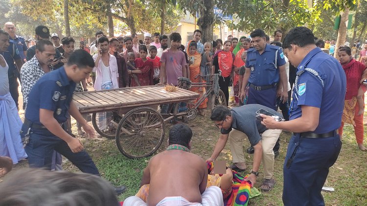 গুরুতর আহত নারীকে হাসপাতালে নেওয়া হচ্ছে। ছবি: আজকের পত্রিকা