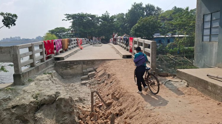 মাগুরা পৌরসভার নবগঙ্গা নদীর ওপরে নির্মিত সেতু। ছবি: আজকের পত্রিকা