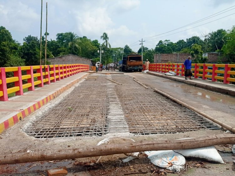 সংস্কারকাজের আগে সেতুর ধসে পড়া পাটাতন। ফাইল ছবি