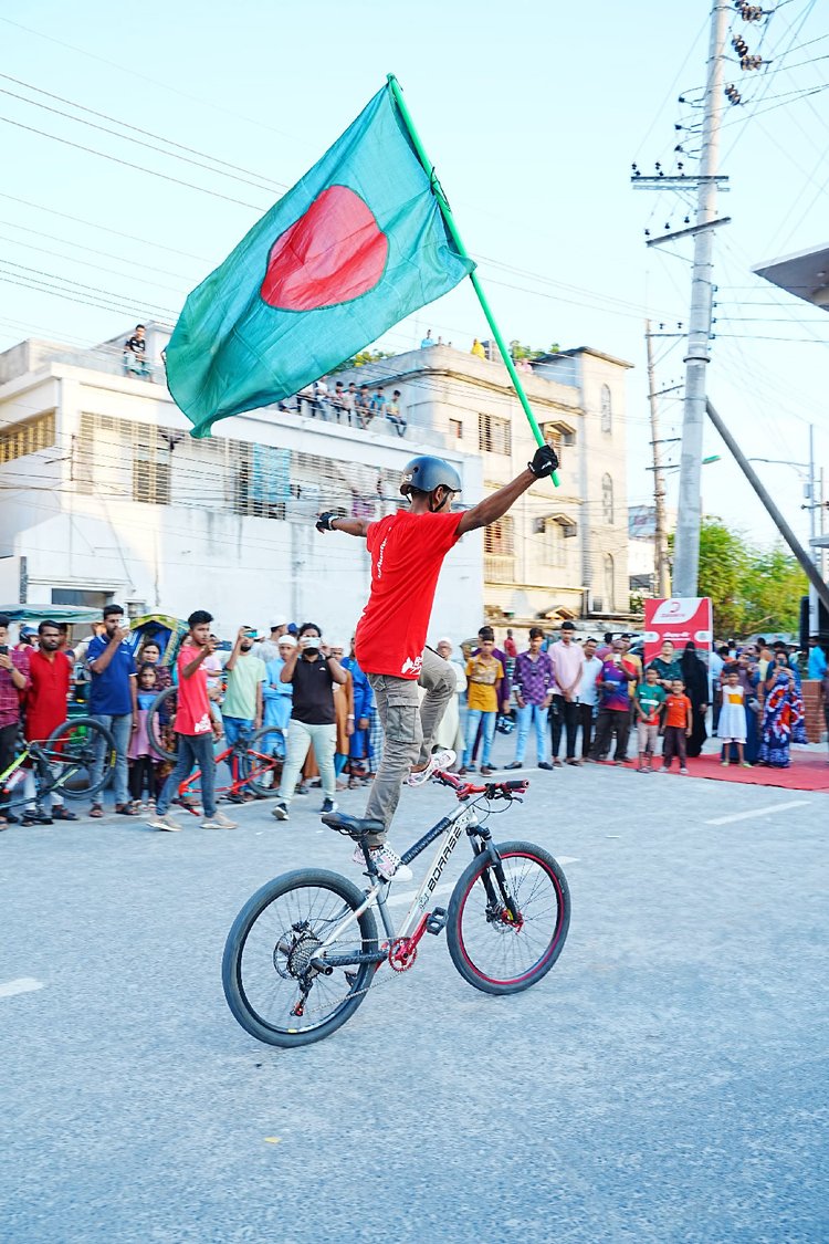 রাজশাহীতে সাইকেল স্ট্যান্ট শো। ছবি: আজকের পত্রিকা