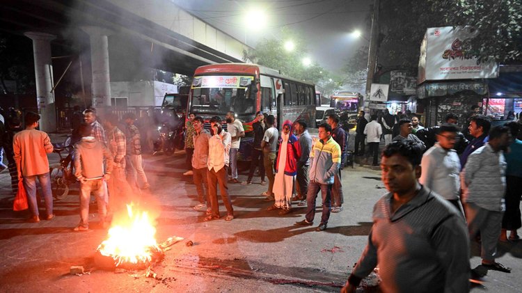 রাজধানীর তেজগাঁও শিল্পাঞ্চল এলাকায় সড়ক অবরোধ করেন বিক্ষুব্ধ পরিবহন শ্রমিকরা। ছবি: আজকের পত্রিকা