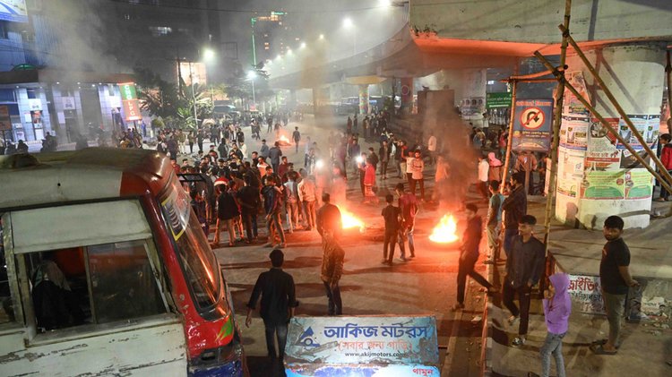 সড়কে টায়ার জ্বালিয়েও বিক্ষোভ করছেন শ্রমিকেরা। ছবি: আজকের পত্রিকা