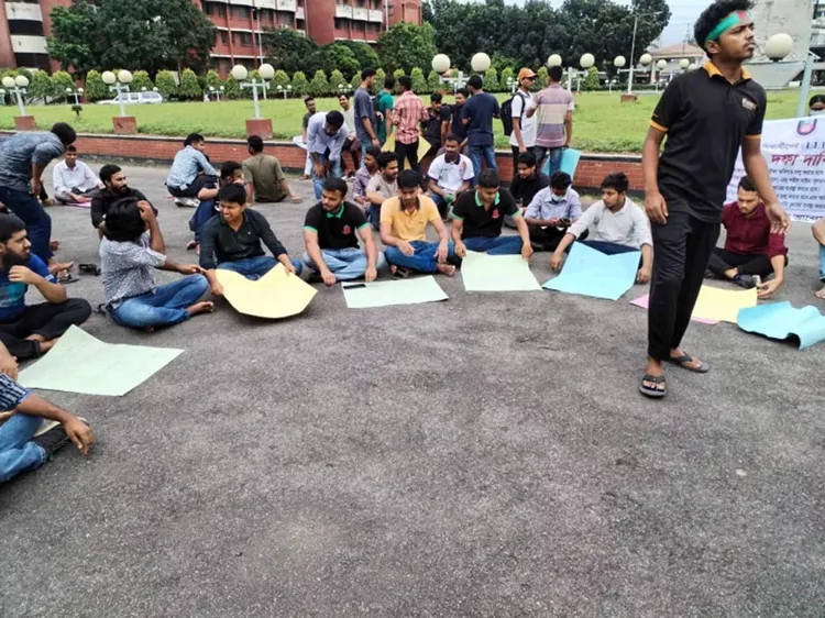 তিন দফা দাবিতে শিক্ষার্থীরা বিক্ষোভ করেন। ছবি: আজকের পত্রিকা