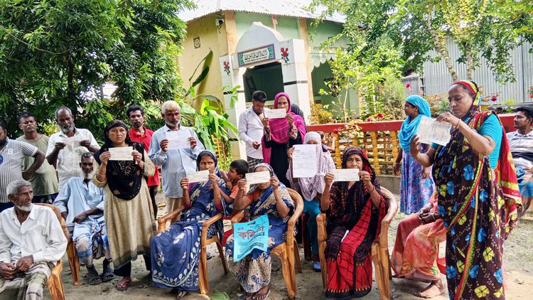 গতকাল রোববার ভুক্তভোগীরা আকরাম শেখের বাড়ির সামনে জড়ো হন। ছবি: আজকের পত্রিকা