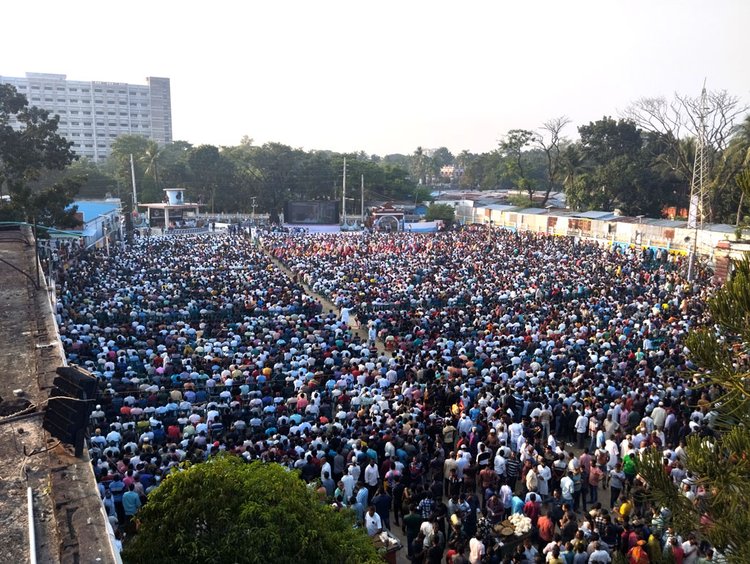 যশোর টাউন হল ময়দানে সমাবেশে উপস্থিত জনতা। ছবি: আজকের পত্রিকা