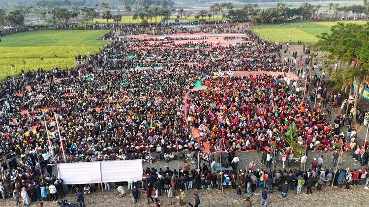 যশোরের বাঘারপাড়া উপজেলার জামদিয়া ইউনিয়নের ভিটাবল্লা-সাইটখালি মাঠে জাতীয়তাবাদী কৃষক দল আয়োজিত সমাবেশে কৃষকেরা। ছবি: আজকের পত্রিকা